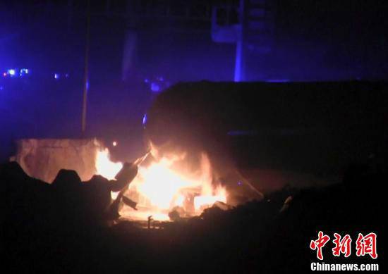 火災(zāi)現(xiàn)場(chǎng)，可以看到一個(gè)儲(chǔ)氣罐正在熊熊燃燒。