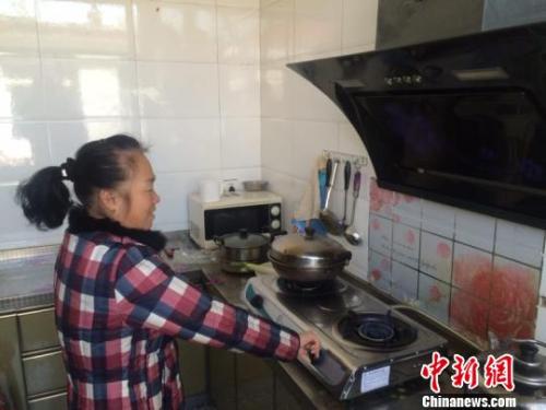 圖為居民用燃?xì)庠钭鲲??！±钔ヒ?攝